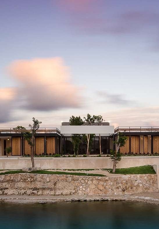 Fachada residencial con lago